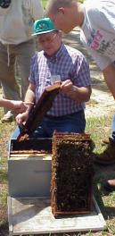 Laurence Cutts Demonstrating to Escarosa Beekeepers Assciations Aug 2000 Workshop